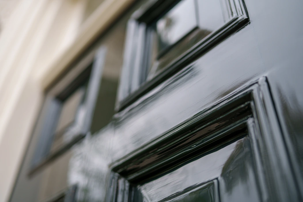 Monumentaal verbouwen is veel restauratie van houtwerk.